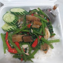 เมนูผัดผักบุ้งหมูกรอบ