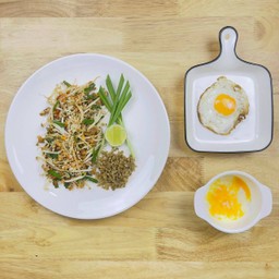 ผัดไทยงี่ฟุ้ง  ก๋วยเตี๋ยวไก่ตุ๋น  ข้าวหมูตุ๋นอาม่า เยื้องโรงเรียนอำนวยวิทย์เก่า  สุดสายห้างลีการ์เด้นส์