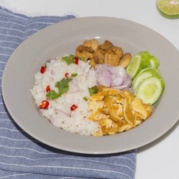 ข้าวคลุกน้ำปลาทรงเครื่อง