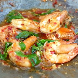 ผัดกระเพราพริกคั่วกุ้ง