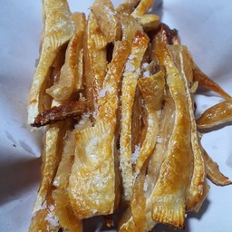 ท้องปลาแซลมอนย่างเกลือ (ใช้เวลาทำ 35 นาที เพื่อความกรอบ)