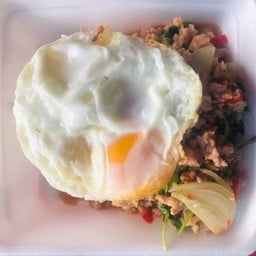 ข้าวกะเพราหมูไข่ดาว