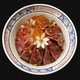 ข้าวผัดมันเนื้อและเนื้อย่างGrilled beef fried rice