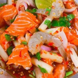 ยำแซลมอนกุ้งสด