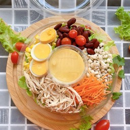 สลัดผัก อกไก่ฉีก & ไข่ต้ม