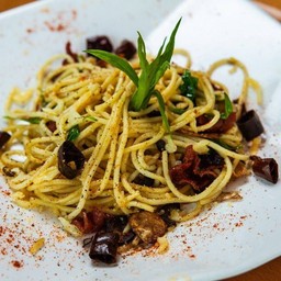 สปาเก็ตตี้ผัดพริกแห้งเบค่อน