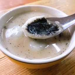 บัวลอยงาดำ น้ำกะทิ