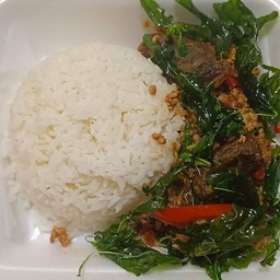 ผัดกะเพราเหมูสับ ไข่เยี่ยวม้าทอดกรอบ