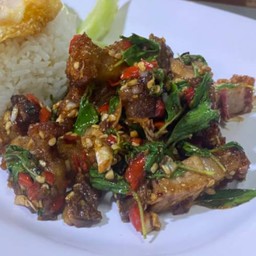 กระเพราหมูกรอบ