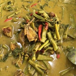 ไก่ผัดพริกเผาใส่ผักบุ้ง