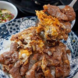 หมูกระเทียมรวนไข่กับข้าว
