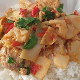 ผัดกระเพราหน่อไม้ดอง (กับข้าว)