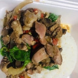 ข้าวกะเพราเครื่องในไก่