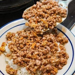 หมูสับกระเทียมกับข้าว