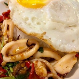 [อร่อยซ่ากับโค้ก] ข้าวกะเพราหมึก+ไข่ดาว +  โค้ก ออริจินัล (กระป๋อง)