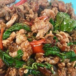 กระเพราหมูชิ้นกับข้าว