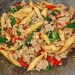 ข้าวกระเพราหน่อไัม้หมูสับสุดแซ่บ