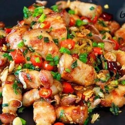 ข้าวหมูสามชั้นคั่วพริกเกลือ