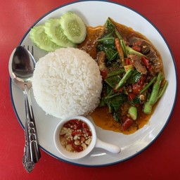 ผัดคะน้าปลากระป๋องราดข้าว