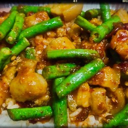 พริกแกงสามชั้นทอดราดข้าว