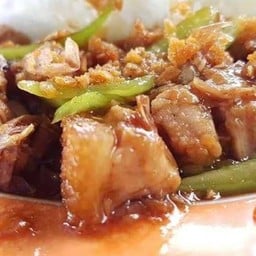 ข้าวหมูกรอบผัดพริกหยวก