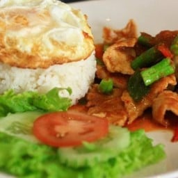 ข้าวราดผัดพริกแกงหมู