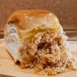 ปังไส้ไก่หยองน้ำสลัดโบราณ