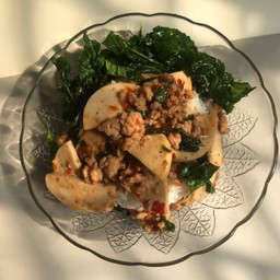 ข้าวกะเพรากรอบหมูยอ