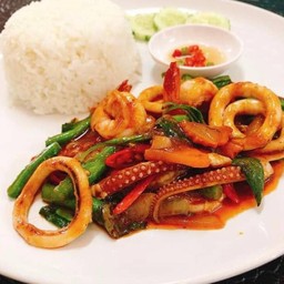 ข้าวราดผัดพริกแกงปลาหมึก