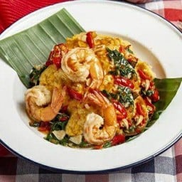 ข้าวกระเพรากุ้งรวนไข่