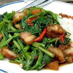 ข้าวผัดผักบุ้งไฟแดงใส่หมูกรอบ