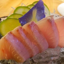 Hamachi sashimi ปลาฮามาจิ