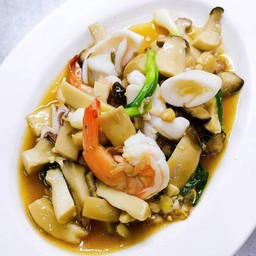 เห็ดออรินจิผัดกุ้งปลาหมึก