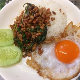 ข้าวกระเพาหมูสับไข่ดาว