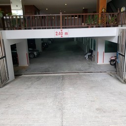 ที่จอดรถใต้ดิน