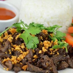 ข้าวเนื้อทอดกระเทียม