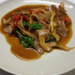กะเพราเห็ด ราดข้าว