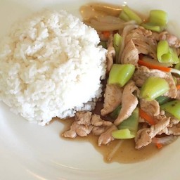 ข้าวไก่ผัดพริกหยวก