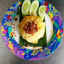 ข้าวหมูกระเทียมห่อไข่