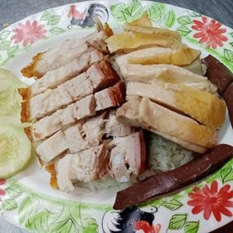 ข้าวมันไก่ต้มผสมหมูกรอบ