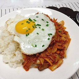 spicy stir fried kimchi rice ข้าวราดผัดกิมจิ