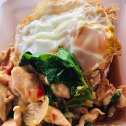 ข้าวกะเพราไก่ไข่ดาว