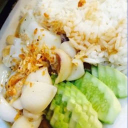 ข้าวปลาหมึกทอดกระเทียม