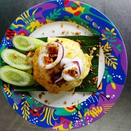 ข้าวหมึกกระเทียมห่อไข่