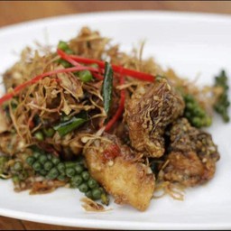 ปลาทอดผัดพริกขี้หนูสมุนไพร