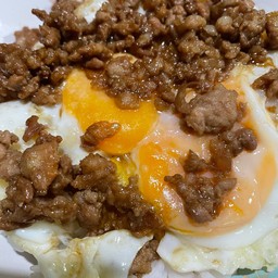 ข้าวหมูสับซีอิ๊วไข่ดาว