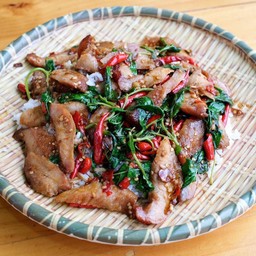 กะเพราคอหมูย่าง ถาด