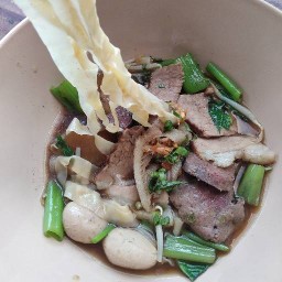 ก๋วยเตี๋ยวเนื้อน้าเอ้