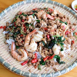 กะเพรารวมมิตรถาด