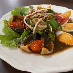 ตำสองไข่สามรสใส่น้ำปลาร้านัวๆ